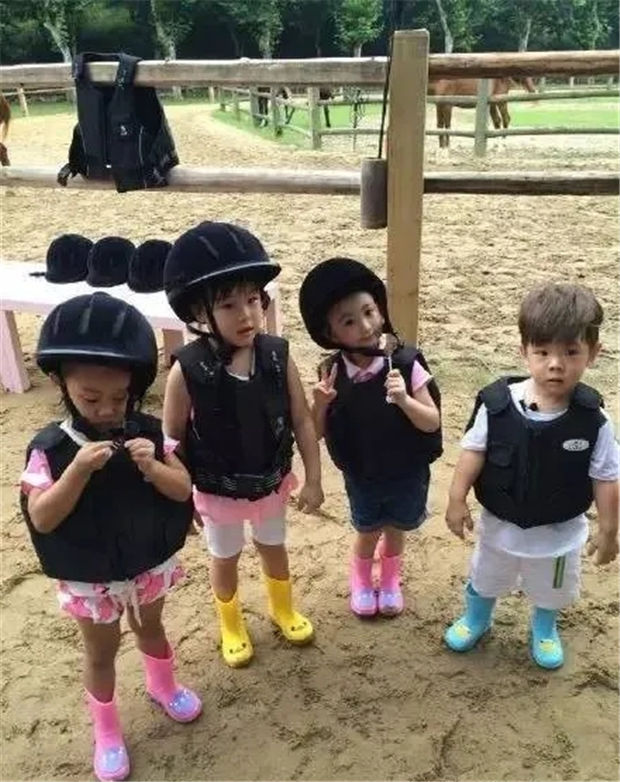 章子怡带着4岁女儿去上马术课啦!为啥明星们都送孩子去骑马? 青马网大陆马 (5).jpg