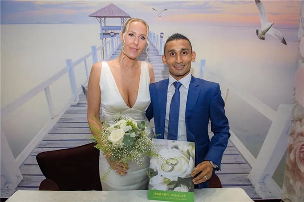 毛里求斯赛马界杜德伟、香港冠军骑师田泰安与女友注册结婚 大陆赛马网 (1).jpg