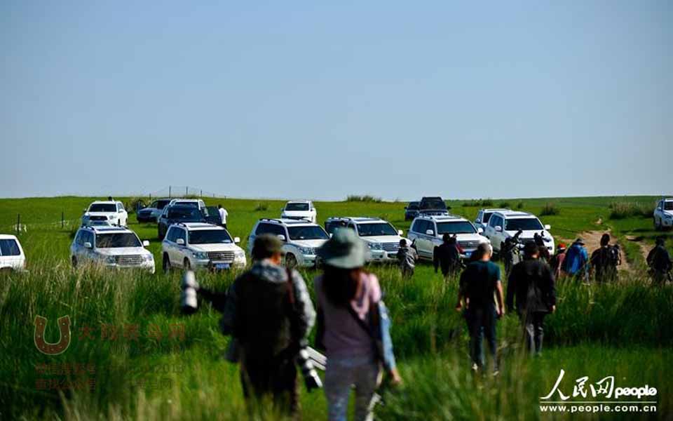 内蒙古领导驾豪车集体遮挡车牌出游拍马（组图） 