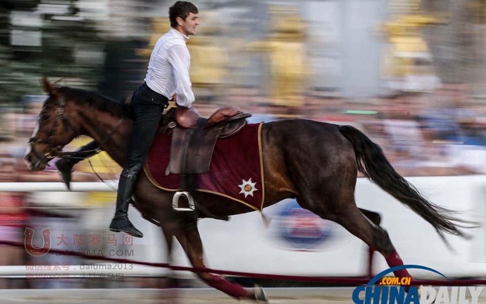 俄罗斯骑兵联合骑术学校举行马术特技表演 马匹亲吻仰卧震惊全场