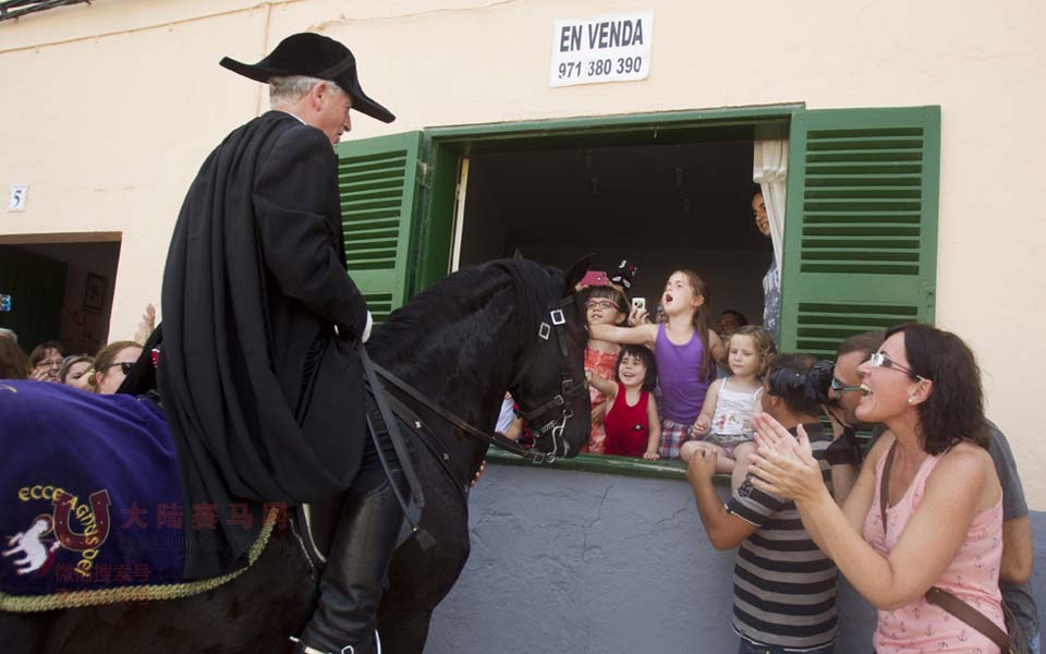 西班牙小镇举行围捕野马节 上演