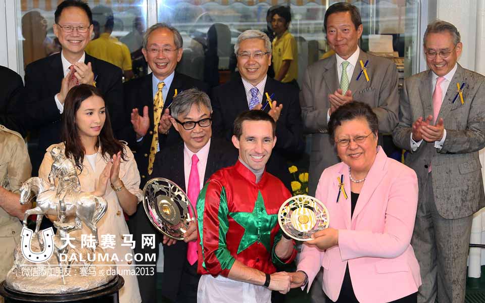 香港赛马三级赛皇太后纪念杯现场精彩图集